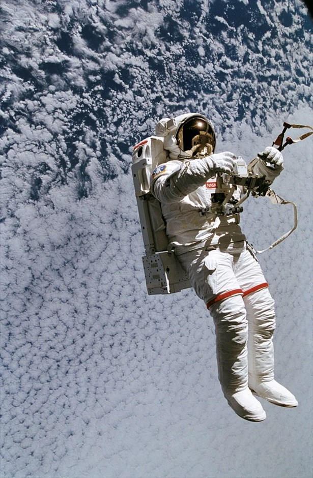Μισός αιώνας διαστημικών περιπάτων από τη NASA. Ο αστροναύτης Μαρκ Λι φωτογραφίζεται από κάμερα του διαστημικού λεωφορείου Discovery.