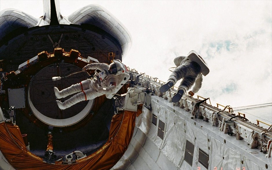 Μισός αιώνας διαστημικών περιπάτων από τη NASA. Αστροναύτες της αποστολής STS-6 έξω από το διαστημικό λεωφορείο Challenger στις 7 Απριλίου 1983.