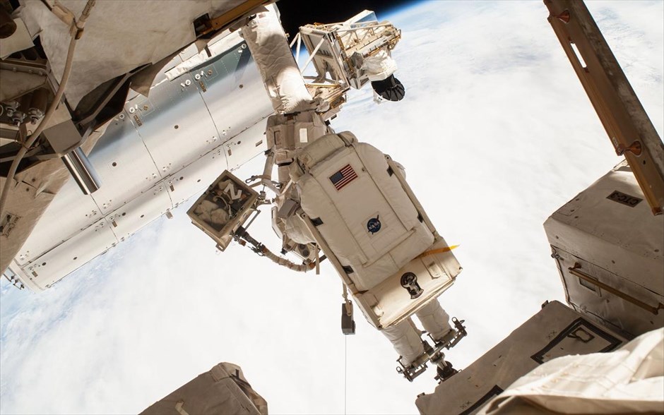 Μισός αιώνας διαστημικών περιπάτων από τη NASA. Ο αστροναύτης Τέρι Βιρτς πραγματοποιεί εργασίες στον Διεθνή Διαστημικό Σταθμό.