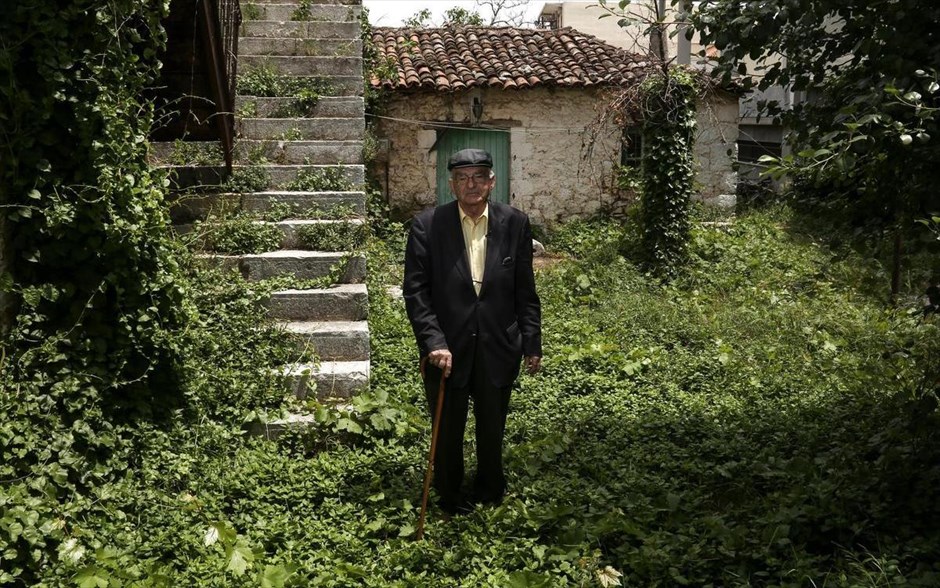 Σφαγή Δίστομο. Ο 75χρονος Αργύρης Σφουντούρης στο πατρικό του σπίτι. Όλη οικογένεια του σφαγιάστηκε από τους ναζί στις 10 Ιουνίου 1944.