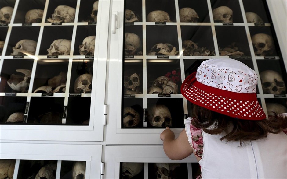 71η επέτειος της σφαγής του Διστόμου. Ένα παιδί δείχνει το κρανίο του προπάππου της στο μαυσωλείου όπου βρίσκονται τα θύματα των Ναζί.