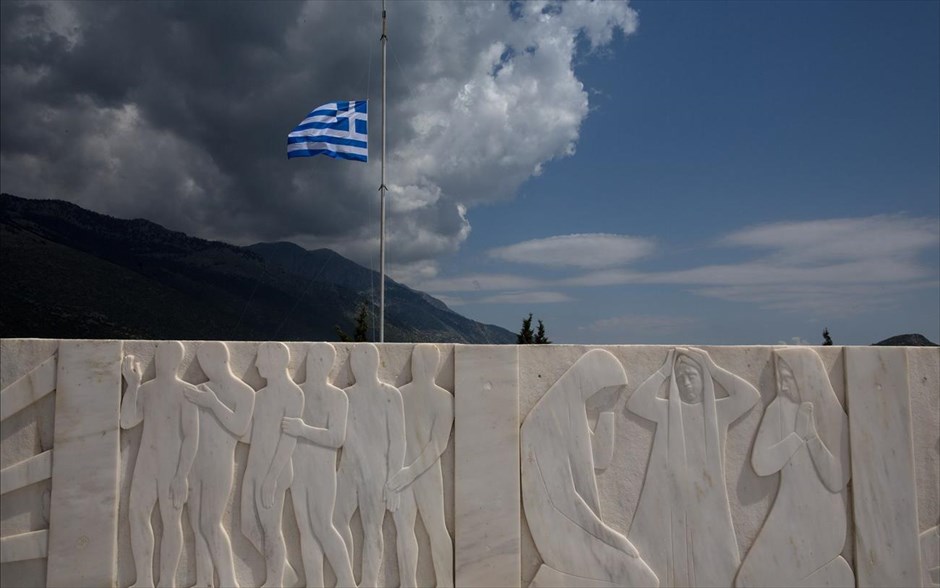 71η επέτειος της σφαγής του Διστόμου. Το μνημείο της σφαγής του Διστόμου με μεσίστια σημαία.