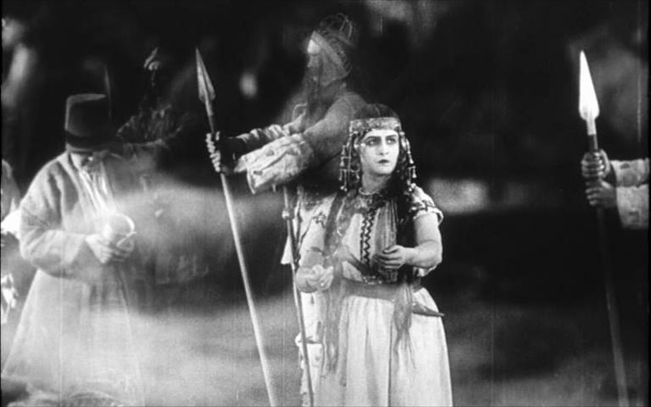  «Zvenigora». Το ασπρόμαυρο βωβό δράμα φαντασίας, «Zvenigora», του Ουκρανού σκηνοθέτη, σεναριογράφου και ηθοποιού του σοβιετικού κινηματογράφου, Αλεξάντερ Ντοβζένκο, που γυρίστηκε το 1928, με πρωταγωνιστές τον ίδιο και τον Μιχαήλ Γιογκανσόν, αφηγείται την ιστορία ενός γέροντα, ο οποίος εξιστορεί  το μυστήριο της σπηλιάς του βουνού Σβενιγκόρα.