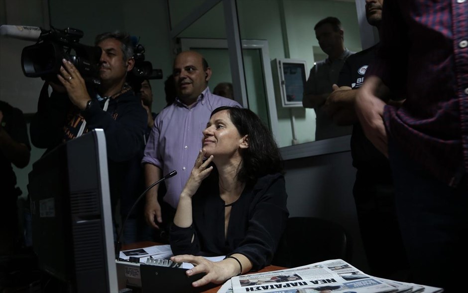 Η ΕΡΤ επέστρεψε #6. Εργαζόμενοι της ΕΡΤ, εμφανώς συγκινημένοι, κατά την έναρξη του νέου προγράμματος.