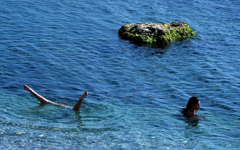  Διάλειμμα δροσιάς. Οι υψηλές θερμοκρασίες σήμερα οδήγησαν αρκετούς Αθηναίους στο να εξορμήσουν σε κοντινούς παραλιακούς προορισμούς.