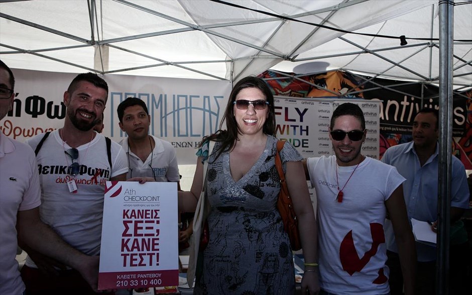 Παρούσα στο Athens Pride 2015 η Ζωή Κωνσταντοπούλου . Η Ζωή Κωνσταντοπούλου παρευρίσκεται στο Φεστιβάλ Υπερηφάνειας στην πλατεία Κλαυθμώνος. Το Athens Pride 2015, με σύνθημα «Πάρε θέση», σύμφωνα με τους διοργανωτές του έχει σκοπό να μεγιστοποιήσει την ορατότητα των LGBT ατόμων στην ελληνική κοινωνία, και με αυτό τον τρόπο παράλληλα να προωθήσει και εξελίξει τα δικαιώματα και τις διεκδικήσεις τους.