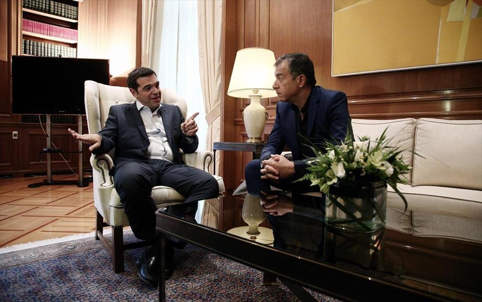  Συνάντηση Αλέξη Τσίπρα με τον επικεφαλής του Ποταμιού Σταύρο Θεοδωράκη. Στιγμιότυπο από τη συνάντηση του πρωθυπουργού Αλέξη Τσίπρα με τον επικεφαλής του Ποταμιού Σταύρο Θεοδωράκη στο Μέγαρο Μαξίμου. Μέχρι το τέλος του μήνα πρέπει όλα να έχουν τελειώσει και να υπάρξει συμφωνία, τόνισε ο επικεφαλής του Ποταμιού Στ. Θεοδωράκης, εξερχόμενος του Μεγάρου Μαξίμου, μετά τη συνάντηση που είχε με τον Πρωθυπουργό.