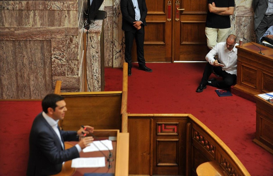 Ενημέρωση της Κ.Ο. του ΣΥΡΙΖΑ εν μέσω των διαπραγματεύσεων. Στιγμιότυπο από την ομιλία του πρωθυπουργού Αλέξη Τσίπρα στην Κοινοβουλευτική Ομάδα του ΣΥΡΙΖΑ, εν μέσω της κρίσιμης διαπραγμάτευσης με τους εταίρους με στόχο την κατάληξη σε συμφωνία. Σε έναν μίνι απολογισμό του έργου της κυβέρνησης προέβη ο Πρωθυπουργός, αναφέροντας ότι ο ΣΥΡΙΖΑ έκανε μια «γενναία πολιτική επιλογή να διεκδικήσουμε να αναλάβουμε την ευθύνη της διακυβέρνησης, καθώς βλέπαμε ότι κάθε μέρα που περνούσε από την περασμένη κυβέρνηση, η χώρα βυθιζόταν όλο και πιο βαθιά στο μνημονιακό καθεστώς».