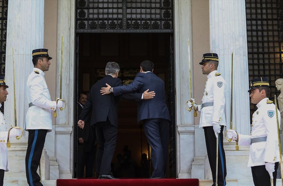 Συνάντηση Αλέξη Τσίπρα - Βέρνερ Φάιμαν στο Μέγαρο Μαξίμου. Ο πρωθυπουργός Αλέξης Τσίπρας υποδέχεται τον Αυστριακό Καγκελάριο Βέρνερ Φάιμαν, στο Μέγαρο Μαξίμου, Την ανάγκη να υπάρξει άμεσα αποτέλεσμα στις διαπραγματεύσεις Αθήνας - δανειστών υπογράμμισε ο Αυστριακός καγκελάριος Βέρνερ Φάιμαν μετά από την συνάντησή του με τον πρωθυπουργό. Ο κ. Φάιμαν σημείωσε ότι πρέπει να υπάρξει σεβασμός, αλληλεγγύη και υποστήριξη, καθώς τις επόμενες ημέρες «πρεπει να γίνουν πάρα πολλά» σε ένα πολύ ρεαλιστικό και λειτουργικό επίπεδο, αναφέροντας ότι θα υποστηρίξει οτιδήποτε οδηγεί σε έναν συμβιβασμό, που θα σέβεται και τις δύο πλευρές.