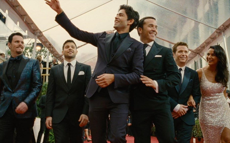  «Entourage». Ξεκινώντας από το&nbsp; σημείο που τελειώνει η σειρά, η ταινία, «Entourage»,&nbsp; παρακολουθεί τον αστέρα του κινηματογράφου Βίνσεντ Τσέιζ και την παρέα του, οι οποίοι προσπαθούν με χίλιους τρόπους να εξασφαλίσουν χρήματα για την επόμενη, αμφιλεγόμενης επιτυχίας, ταινία τους.