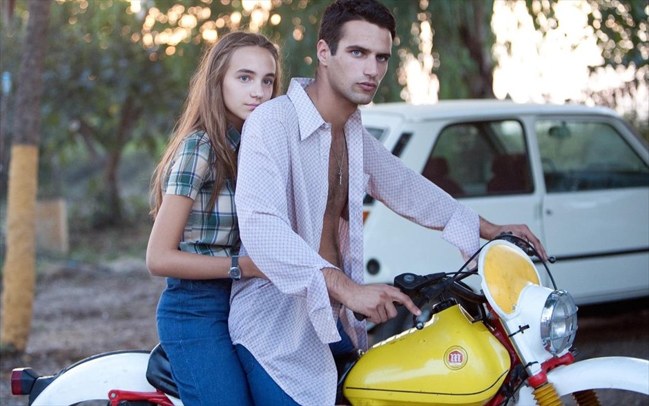  «Το μικρό νησί». Η ιστορία της ταινίας, «Το μικρό νησί», εκτυλίσσεται σε μια ταραγμένη περίοδο της Ισπανίας, το 1980, όταν η χώρα πασχίζει ακόμα να επουλώσει τις πληγές της από τις αγριότητες της περιόδου της δικτατορίας του Φράνκο.