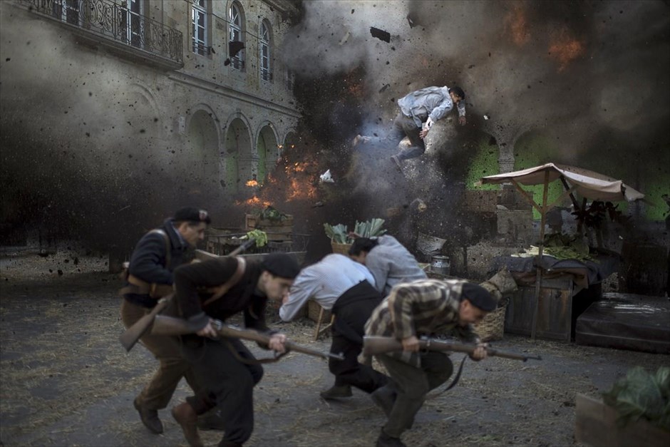 Κινηματογραφικό γύρισμα στην Γκουέρνικα. Κασκαντέρ πετάγεται στον αέρα μετά από έκρηξη, κατά τη διάρκεια γυρισμάτων της ταινίας Gernika του σκηνοθέτη Koldo Serra, στη βασκική πόλη της Γκουέρνικα, στη βόρεια Ισπανία.