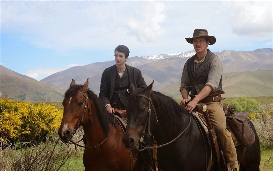  «Slow West». «Slow West»: Στην πρώτη του μεγάλου μήκους απόπειρα, ο Τζον Μακλίν δημιουργεί ένα ατμοσφαιρικό γουέστερν, το οποίο κέρδισε το Μεγάλο Βραβείο της Επιτροπής στο Φεστιβάλ του Σάντανς.