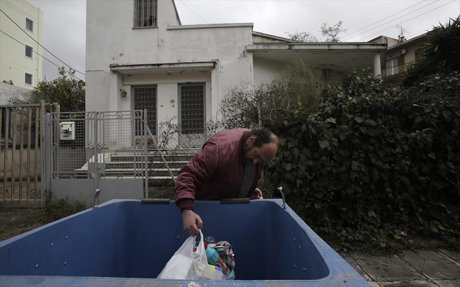 «Όταν ζούσε η μητέρα μου» 1. Ο Ιάκωβος ψάχνει σε κάδους ανακύκλωσης για κουτιά αλουμινίου, την Παρασκευή 27 Μαρτίου 2015 στο Χαλάνδρι. Ο Ιάκωβος για να συμπληρώσει το εισόδημά του και να μπορεί να πληρώνει του λογαριασμούς του σπιτιού του, μαζεύει κουτάκια αλουμινίου.
