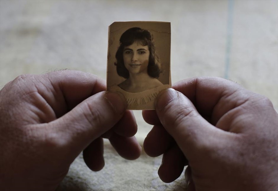 «Όταν ζούσε η μητέρα μου». Ο&nbsp;41άχρονος&nbsp;Ιάκωβος κρατά παλιά φωτογραφία της μητέρας του, στο σπίτι του στο Χαλάνδρι. «Όταν ζούσε η μητέρα μου τα πράγματα ήταν πολύ διαφορετικά» συνηθίζει να λέει ο Ιάκωβος, ο οποίος είναι άνεργος και πλέον βγάζει τα προς το ζην μαζεύοντας κουτάκια αλουμινίου από τα σκουπίδια. «Είχαμε τη σύνταξή της, μπορούσαμε να πληρώνουμε τους λογαριασμούς, έβρισκα ένα ζεστό μαγειρεμένο φαγητό. Είναι πολύ άσχημο πράγμα να μην έχεις κανέναν στον κόσμο», συμπληρώνει. «Αν κάποιος πριν από τρία χρόνια μου έλεγε πως θα μαζεύω κουτάκια αλουμινίου για να ζήσω, δε θα μπορούσα να τον πιστέψω, θα τον περνούσα για τρελό», καταλήγει.