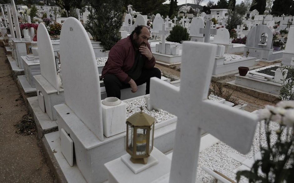 «Όταν ζούσε η μητέρα μου» 9. Ο Ιάκωβος στέκεται στο μνήμα της μητέρας του, στο νεκροταφείο του Χαλανδρίου. «Όταν ζούσε η μητέρα μου τα πράγματα ήταν πολύ διαφορετικά» συνηθίζει να λέει. «Είχαμε τη σύνταξή της, μπορούσαμε να πληρώνουμε τους λογαριασμούς, έβρισκα ένα ζεστό μαγειρεμένο φαγητό». «Είναι πολύ άσχημο πράγμα να μην έχεις κανέναν στον κόσμο, αν κάποιος πριν από τρία χρόνια μου έλεγε πως θα μαζεύω κουτάκια αλουμινίου για να ζήσω, δε θα μπορούσα να τον πιστέψω, θα τον περνούσα για τρελό».