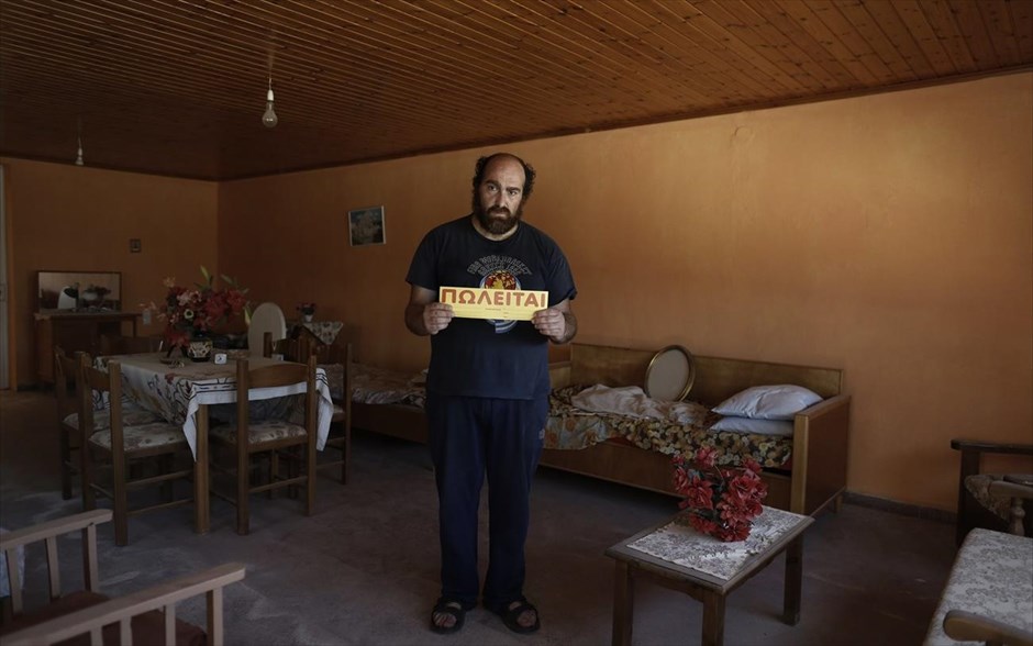 «Όταν ζούσε η μητέρα μου» 10. Ο Ιάκωβος για να μπορέσει να πληρώσει τα χρέη του στην εφορία αναγκάζεται να πουλήσει σε εξαιρετικά χαμηλή τιμή το εξοχικό του σπίτι όπου είχε περάσει μαζί με τους γονείς του όλα τα καλοκαίρια της ζωής του.