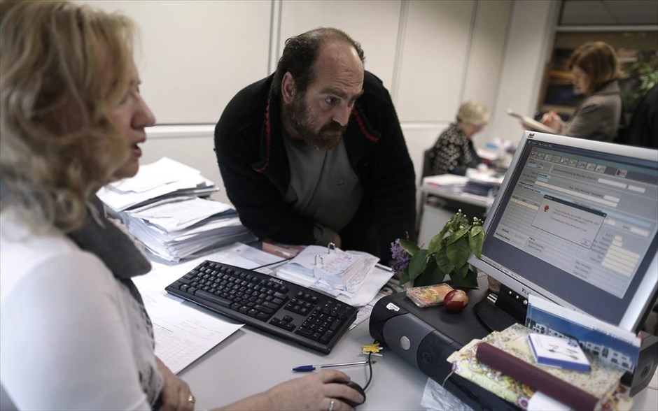 «Όταν ζούσε η μητέρα μου» 20. Φωτογραφία που δόθηκε την Πέμπτη στη δημοσιότητα και εικονίζει τον Ιάκωβο, άνεργο 41 χρονών, να βρίσκεται στο δικαστικό τμήμα της εφορίας Χολαργού για να ρυθμίσει τα χρέη του.