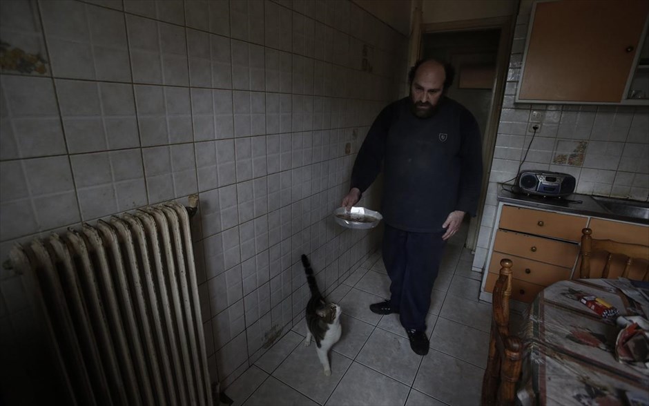 «Όταν ζούσε η μητέρα μου» 22. Ο Ιάκωβος ετοιμάζεται να ταΐσει τη γάτα του στο σπίτι του στο Χαλάνδρι.
