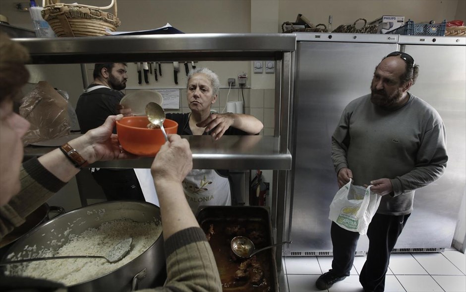 «Όταν ζούσε η μητέρα μου» 23. &nbsp;Ο Ιάκωβος αδυνατώντας να αγοράσει τα προς το ζην, κάθε Παρασκευή περιμένει υπομονετικά τη σειρά του στο συσσίτιο της εκκλησίας.