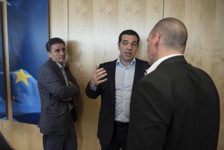 Συνεχίζονται οι διαβουλεύσεις για το ελληνικό ζήτημα. Ο πρωθυπουργός Αλέξης Τσίπρας συνομιλεί με τον υπουργό Οικονομικών Γιάνη Βαρουφάκη και τον&nbsp;αναπληρωτή υπουργό Εξωτερικών Ευκλείδη Τσακαλώτο στα γραφεία της Κομισιόν στις Βρυξέλλες.&nbsp;Με στόχο την επίτευξη συμφωνίας, οι υπουργοί Οικονομικών της Ευρωζώνης ξεκίνησαν το μεσημέρι της Πέμπτης τις συζητήσεις για το ελληνικό ζήτημα. Είχε προηγηθεί&nbsp;συνάντηση των κορυφαίων αξιωματούχων των θεσμών με τον Πρωθυπουργό, η οποία δεν κατέληξε σε συμφωνία. Ωστόσο, όπως αναφέρουν κοινοτικές πηγές, οι δύο πλευρές έχουν συμφωνήσει στα περισσότερα θέματα.