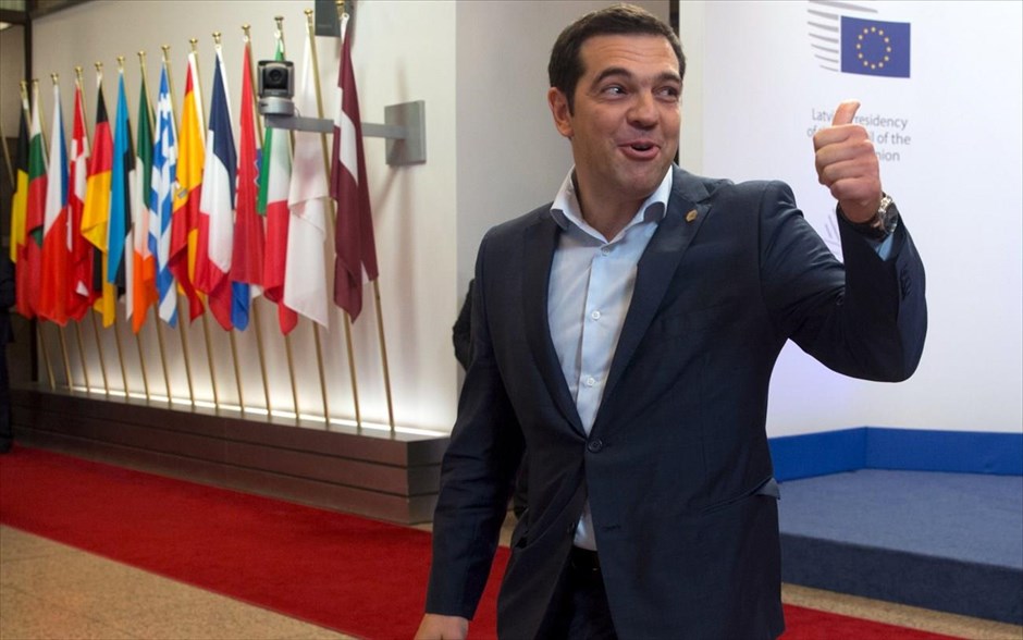 Ο Αλέξης Τσίπρας στη Σύνοδο Κορυφής στις Βρυξέλλες. Ο Αλέξης Τσίπρας χαιρετά τους δημοσιογράφους κατά την αποχώρησή του από την έδρα του Ευρωπαϊκού Συμβουλίου στις Βρυξέλλες. Αναλυτικά στη δήλωσή του ο Πρωθυπουργός ανέφερε ότι «η Ευρωπαϊκή Ένωση με τις καταστατικές της αρχές υπερασπιζόταν τη δημοκρατία, την αλληλεγγύη, τον αμοιβαίο σεβασμό. Αυτές οι αρχές δεν βασίστηκαν σε εκβιασμούς και τελεσίγραφα. Και ειδικά σε αυτούς τους χαλεπούς και δύσκολους καιρούς κανένας δεν έχει το δικαίωμα να θέτει σε κίνδυνο αυτές τις αρχές. Η ελληνική κυβέρνηση θα συνεχίσει με αποφασιστικό τρόπο να δίνει τον αγώνα υπέρ αυτών των αξιών. Θα συνεχίσουμε τον αγώνα μας εκ μέρους των λαών της Ευρώπης και φυσικά εκ μέρους του ελληνικού λαού».