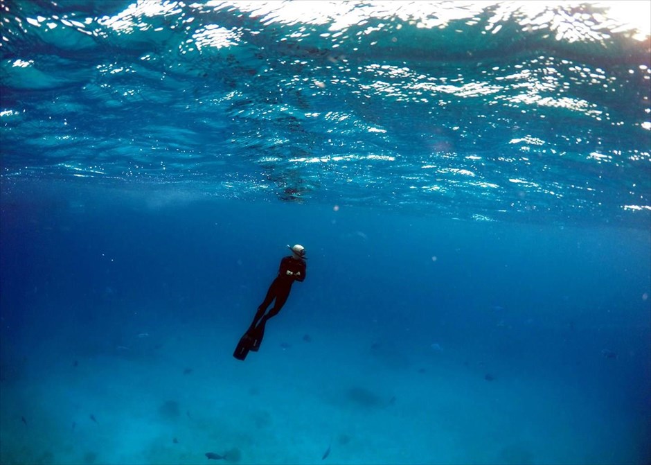 Μεγάλος Κοραλλιογενής Ύφαλος. Τουρίστας βουτά στα νερά της περιοχής «Κόραλ Γκάρντενς» στο νησί Λέιντι Έλιοτ.