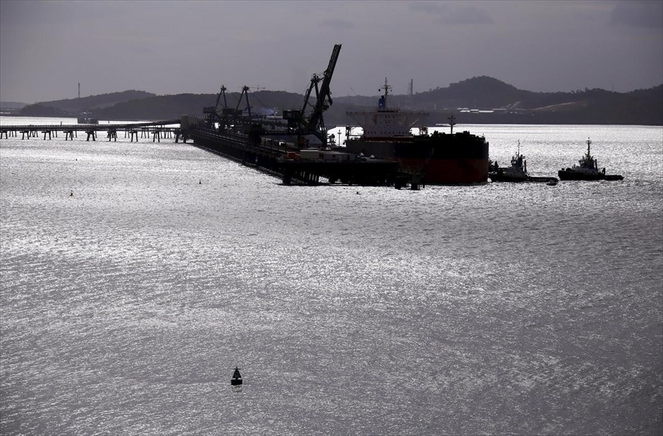 Μεγάλος Κοραλλιογενής Ύφαλος. Ένα πλοίο φορτώνεται με κάρβουνο στο λιμάνι του Γκλάντστοουν.
