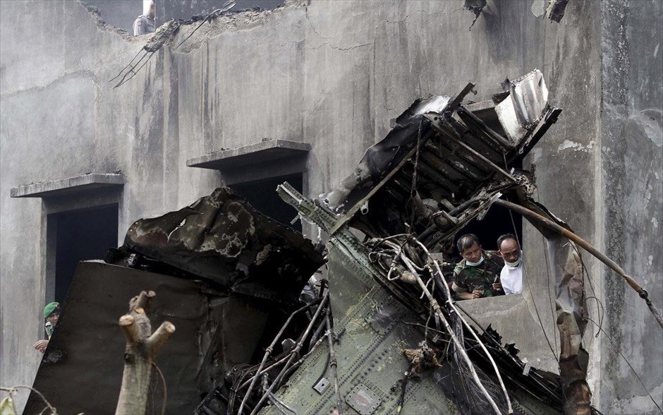 Ινδονησία: Δεκάδες νεκροί από συντριβή αεροσκάφους σε κατοικημένη περιοχή. 