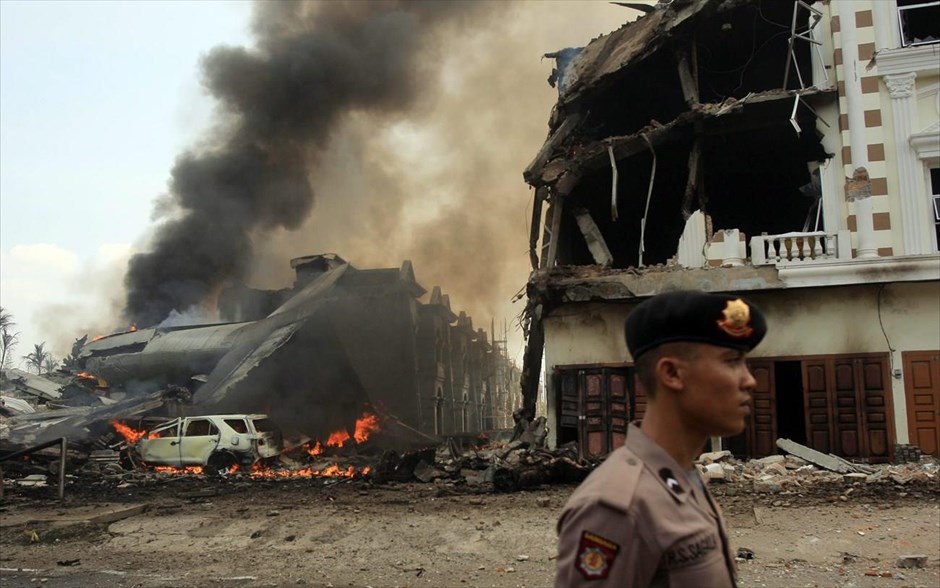 Ινδονησία: Δεκάδες νεκροί από συντριβή αεροσκάφους σε κατοικημένη περιοχή. 