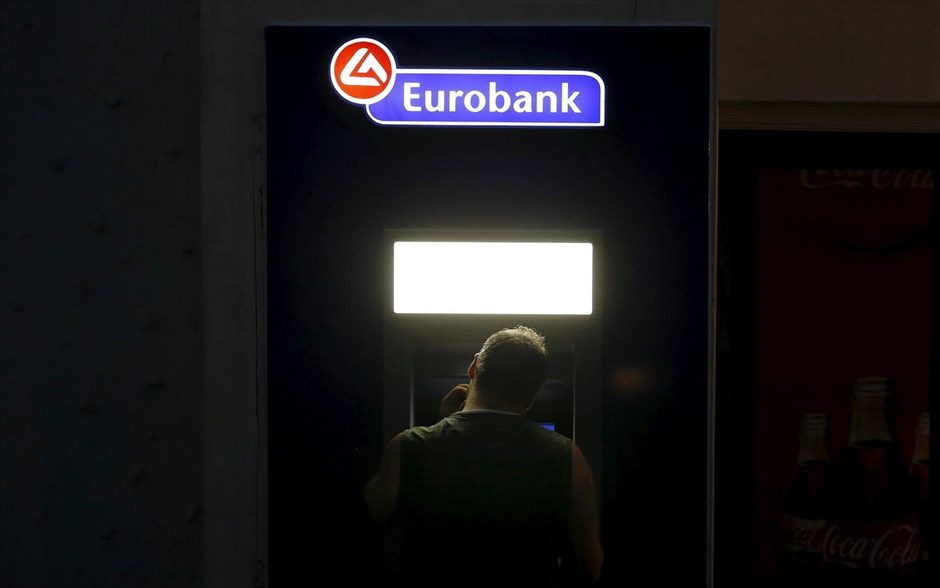Στον ρυθμό του δημοψηφίσματος - Τράπεζες - ATM. Ένας άντρας προσπαθεί να βγάλει χρήματα από ATM στην Σαντορίνη. Τις τελευταίες ημέρες καταγράφεται μείωση κατά μέσο όρο 30% - 40% στη ροή των τουριστικών κρατήσεων, σε σύγκριση με τα αντίστοιχα περυσινά επίπεδα. Την εκτίμηση ότι υπάρχει, ωστόσο, το χρονικό περιθώριο ώστε ο ρυθμός των κρατήσεων να επιταχυνθεί και να καλυφθεί το χαμένο έδαφος των τελευταίων ημερών εξέφρασε ο Σύνδεσμος Ελληνικών Τουριστικών Επιχειρήσεων.