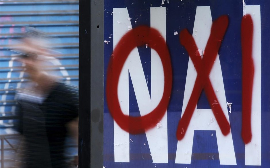 Στον ρυθμό του δημοψηφίσματος - Αφίσες - Όχι - Ναι. Η λέξη «Όχι» έχει γραφτεί με σπρέι πάνω σε αφίσα υπέρ του «Ναι» σε στάση λεωφορείου στην Αθήνα.