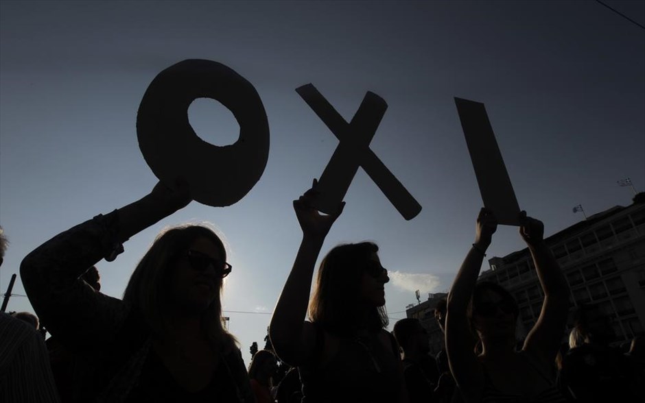 Συγκέντρωση στο Σύνταγμα - ΟΧΙ. Διαδηλωτές κρατούν γράμματα που σχηματίζουν το ΟΧΙ κατά τη διάρκεια της διαδήλωσης στο Σύνταγμα που διοργάνωσαν πολίτες, οι οποίοι τάσσονται υπέρ του «ΟΧΙ» στο δημοψήφισμα, Αθήνα, Παρασκευή 3 Ιουλίου 2015. Οι Έλληνες ψηφοφόροι θα ψηφίσουν την ερχόμενη Κυριακή αν εγκρίνουν ή όχι τα σκληρά μέτρα λιτότητας που προτείνουν οι δανειστές να εφαρμόσει η ελληνική κυβέρνηση. Στην συγκέντρωση θα απευθύνει χαιρετισμό ο πρωθυπουργός Αλέξης Τσίπρας.