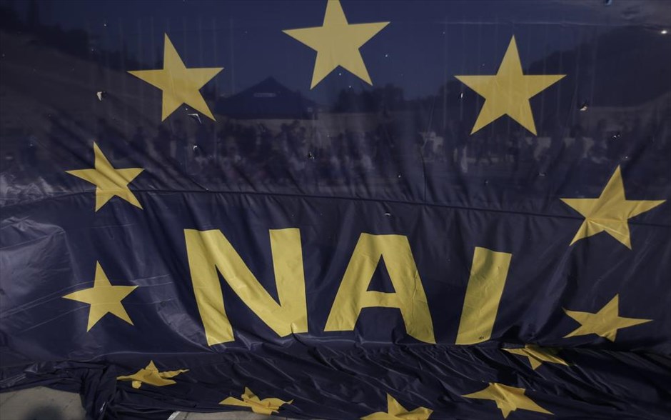 Συγκέντρωση στο Καλλιμάρμαρο - ΝΑΙ. Μια μεγάλη σημαία της Ε.Ε. με τη λέξη ΝΑι στο κέντρο, ανεμίζει κατά τη διάρκεια συγκέντρωσης υπέρ του «ΝΑΙ».
