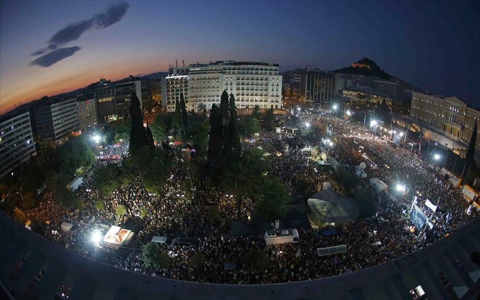 Συγκέντρωση στο Σύνταγμα - ΟΧΙ. Κόσμος στην Πλατεία Συντάγματος κατά τη διάρκεια της διαδήλωσης που διοργάνωσαν πολίτες, οι οποίοι τάσσονται υπέρ του ΟΧΙ.