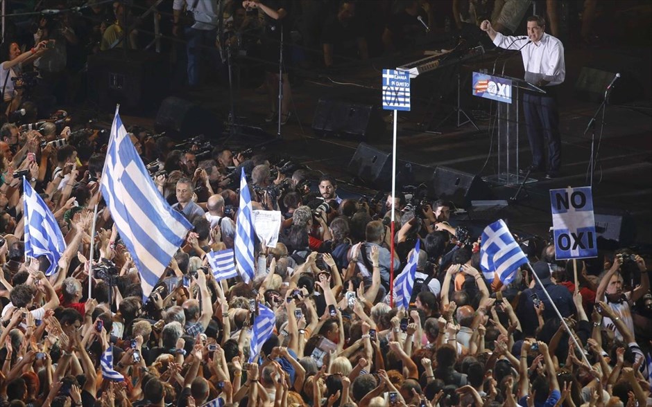 Συγκέντρωση στο Σύνταγμα - ΟΧΙ. Σήμερα γιορτάζει η δημοκρατία επεσήμανε ο πρωθυπουργός Αλέξης Τσίπρας, μιλώντας στη συγκέντρωση υπέρ του «όχι» στην πλατεία Συντάγματος.