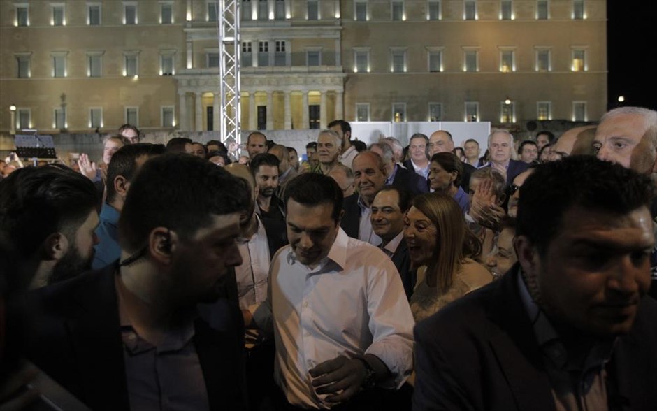 Συγκέντρωση στο Σύνταγμα - ΟΧΙ. Ο πρωθυπουργός, Αλέξης Τσίπρας, αποχωρεί μετά την ομιλία του στη συγκέντρωση υπέρ του "ΟΧΙ" στο δημοψήφισμα της 5ης Ιουλίου.