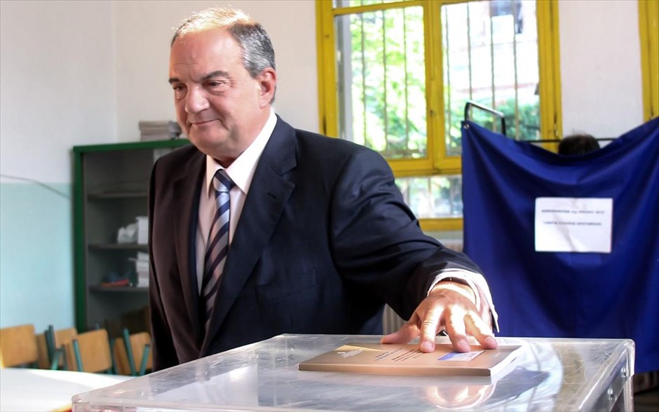 Κώστας Καραμανλής - Δημοψήφισμα. Λίγο πριν τις 08.00 ο πρώην πρωθυπουργός Κώστας Καραμανλής έφτασε στο εκλογικό τμήμα προκειμένου να ψηφίσει. Αποχώρησε χωρίς να κάνει δηλώσεις.
