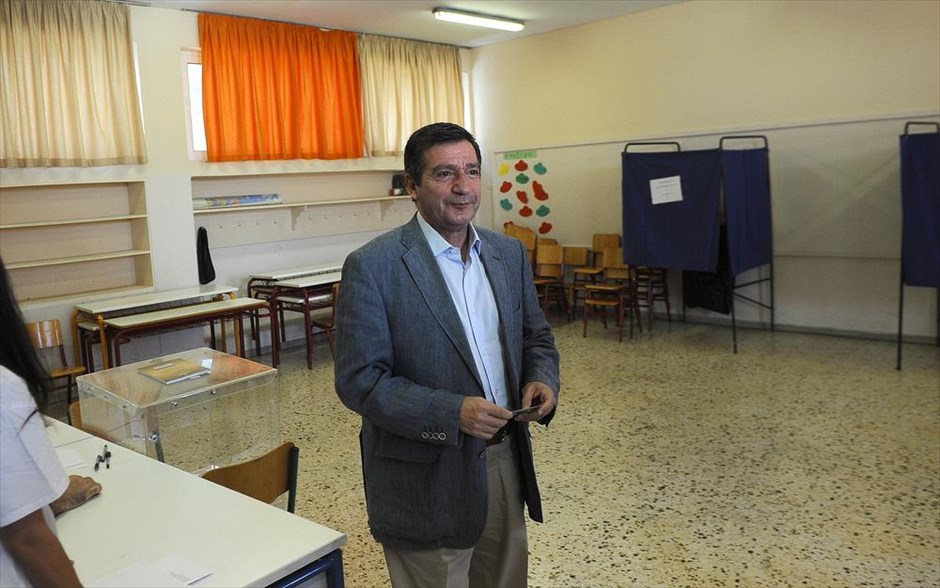 Γιώργος Καμίνης . «Σήμερα ψηφίζουμε και αύριο όλοι μαζί θα αρχίσουμε πάλι να δουλεύουμε», δήλωσε ο δήμαρχος Αθηναίων Γ. Καμίνης, αφού άσκησε το εκλογικό του δικαίωμα στο 763ο εκλογικό τμήμα στους Αμπελόκηπους.
