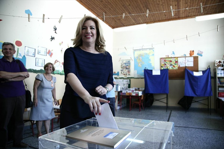 Φώφη Γεννηματά - Δημοψήφισμα. «Είναι ώρα απόφασης και ευθύνης. Ο ελληνικός λαός ενωμένος ψηφίζει για τη δημοκρατία για την αξιοπρέπεια. Διεκδικούμε βιώσιμη συμφωνία. Στέλνουμε ηχηρό «ναι» στην Ελλάδα, την Ευρώπη, το ευρώ με ομοψυχία και ενότητα» δήλωσε η πρόεδρος του ΠΑΣΟΚ Φώφη Γεννηματά μετά την άσκηση του εκλογικού της δικαιώματος στον Νέο Κόσμο.