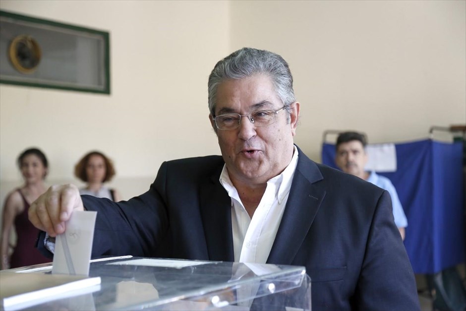 Κουτσούμπας - Δημοψήφισμα. Τη διαβεβαίωση ότι το ΚΚΕ θα συνεχίσει να είναι «στην πρώτη γραμμή του αγώνα ώστε να ανοίξει ο δρόμος για την κατάργηση των αντιλαϊκών μέτρων» έδωσε ο γ.γ. της Κ.Ε. του Κουμουνιστικού Κόμματος, Δ. Κουτσούμπας, αφού ψήφισε στο 2o Γυμνάσιο Ν. Ιωνίας.
&nbsp;