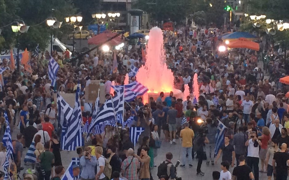Σύνταγμα - συγκέντρωση από υποστηρικτές του ΟΧΙ. 