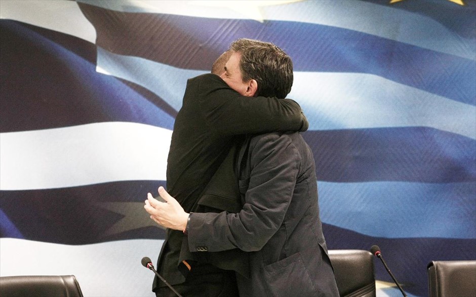 Ο Ευκλείδης Τσακαλώτος αναλαμβάνει νέος υπουργός Οικονομικών. Ο απερχόμενος υπουργός Οικονομικών, Γιάνης Βαρουφάκης, παραδίδει το υπουργείο στον Ευκλείδη Τσακαλώτο. Ο ένας μίλησε με λόγια εκτίμησης για τον άλλο.