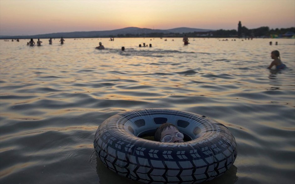 Ανάσα δροσιάς. Κόσμος αναζητεί μία ανάσα δροσιάς στην παραλία της λίμνης Velencei, 44 χιλιόμετρα νοτιοδυτικά της Βουδαπέστης.