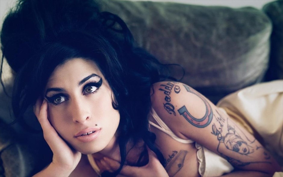 «Amy: Το κορίτσι πίσω από το όνομα». «Amy: Το κορίτσι πίσω από το όνομα»: Με στόχο να σκιαγραφήσει την ταραχώδη πορεία τής - βραβευμένης με πέντε Γκράμι - Βρετανίδας μουσικού Έιμι Γουάινχαουζ, από την παιδική της ηλικία στο Σάουθγκεϊτ του βόρειου Λονδίνου έως και τον πρόωρο θάνατό της, το 2011, στα 27 της χρόνια, λόγω δηλητηρίασης από αλκοόλ, ο Ασίφ Καπάντια επεξεργάστηκε έναν μεγάλο όγκο - γνωστού, αλλά και ανέκδοτου - υλικού, μαζί με νέες ακυκλοφόρητες συνεντεύξεις από κοντινά της πρόσωπα, για να δημιουργήσει αυτό το ντοκιμαντέρ.