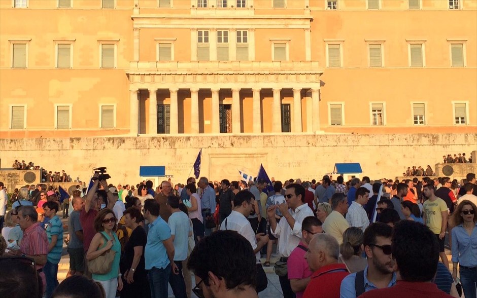 Συγκέντρωση μένουμε Ευρώπη στο Σύνταγμα . 