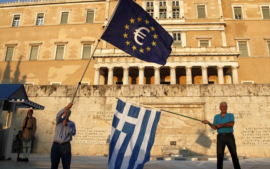 Μένουνε Ευρώπη - Συγκέντρωση. Πολίτες κρατούν σημαίες της Ελλάδας και της ΕΕ στην συγκέντρωση υπέρ της παραμονής της χώρας στην Ευρώπη μπροστά από τη Βουλή.