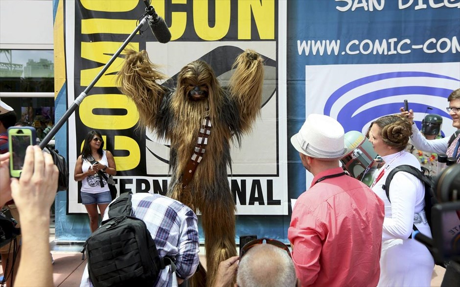 Comic-Con - Σαν Ντιέγκο. Ο Chewbacca ενώ δεξιά του βρίσκεται η πριγκήπισσα Leia.
&nbsp;