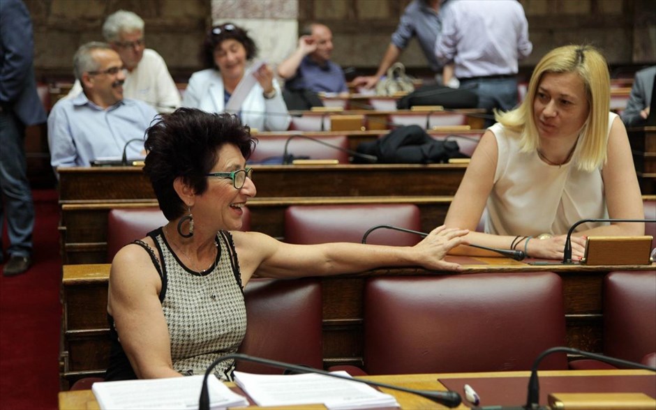 Γαϊτάνη - Μακρή - Συζήτηση του ν/σ με τα προαπαιτούμενα στις Επιτροπές της Βουλής. Η βουλευτής του ΣΥΡΙΖΑ Ιωάννα Γαϊτάνη (αριστερά), η οποία ψήφισε «όχι» στην εξουσιοδότηση της κυβέρνησης να διαπραγματευτεί επί της πρότασης που είχε καταθέσει στους θεσμούς και η βουλευτής του ΣΥΡΙΖΑ, Ραχήλ Μακρή, η οποία απουσίαζε από την εν λόγω ψηφοφορία, συνομιλούν κατά τη συνεδρίαση των επιτροπών της Βουλής επί του ν/σ με τα προαπαιτούμενα.