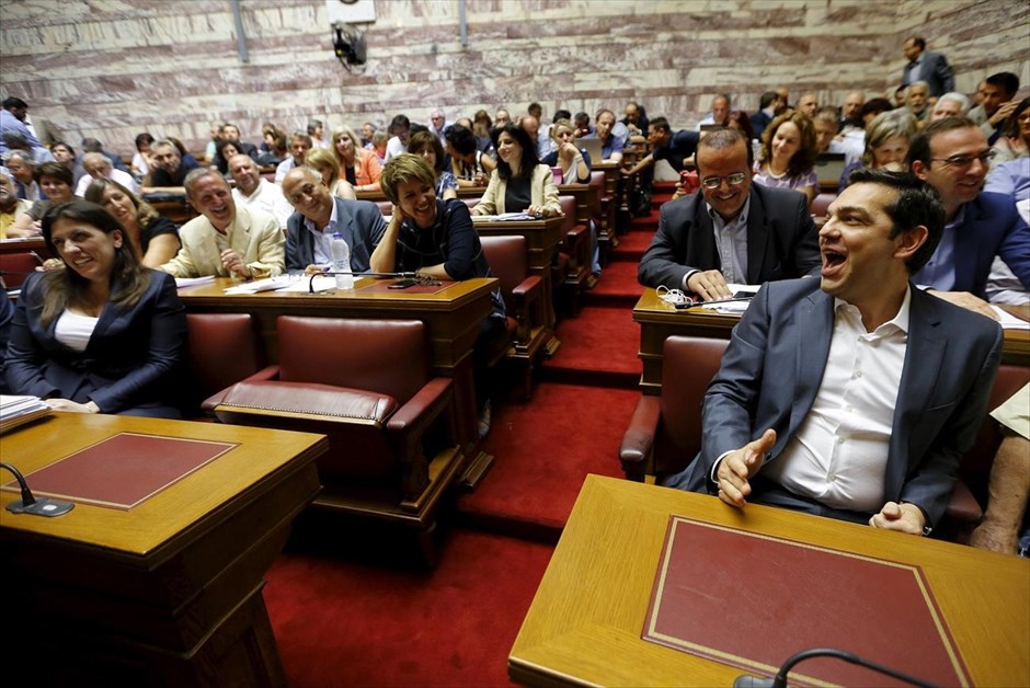 Συνεδρίαση της Κ.Ο. του ΣΥΡΙΖΑ . Με θερμό χειροκρότημα έγινε δεκτός ο πρωθυπουργός Αλέξης Τσίπρας κατά την είσοδό του στην αίθουσα της Γερουσίας στη Βουλή όπου συνεδριάζει η κοινοβουλευτική ομάδα του ΣΥΡΙΖΑ, λίγες ώρες πριν από την κρίσιμη ψηφοφορία για το νομοσχέδιο με τα προαπαιτούμενα.